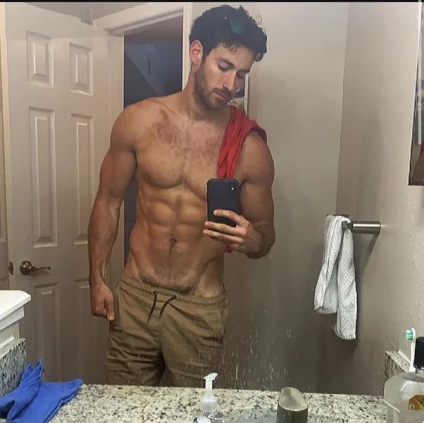 Cheers to the weekend, stay shredded 💪😏