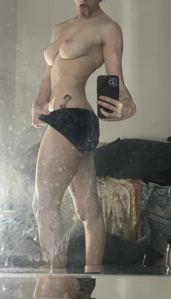 dirty mirror or dirty exotic girl(? ;)