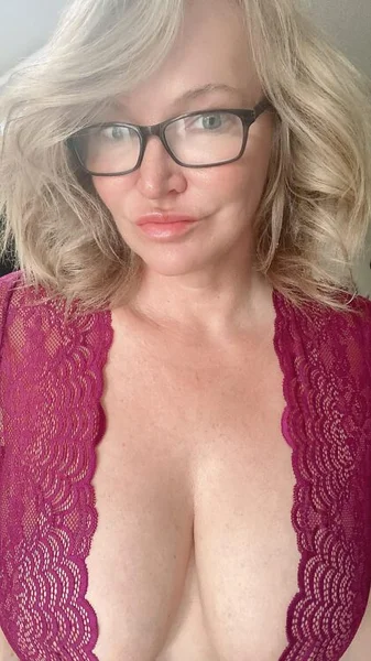 I’m a sexy GILF that loves being very sexy and showing off m