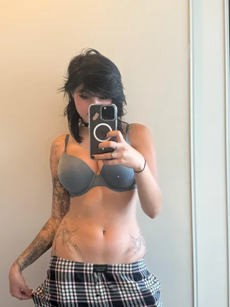 which looks better.. me in this bra orrr w it undone?